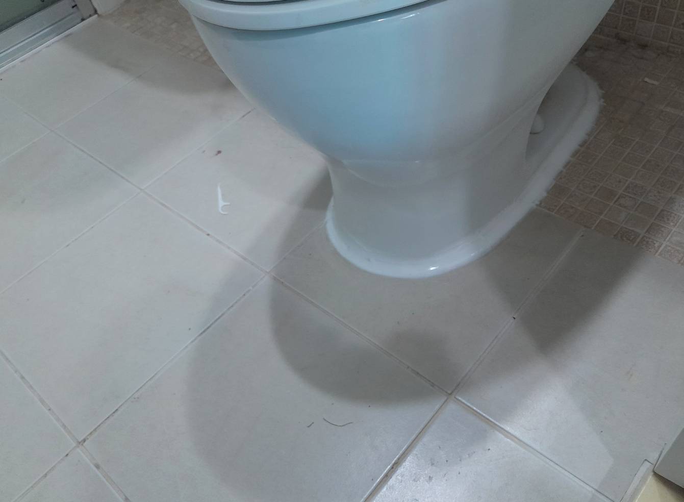 변기하단 실리콘 코킹후 모습